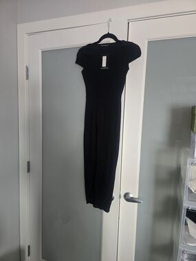 PrettyLittleThing Black Cap Sleeve Midi Dress